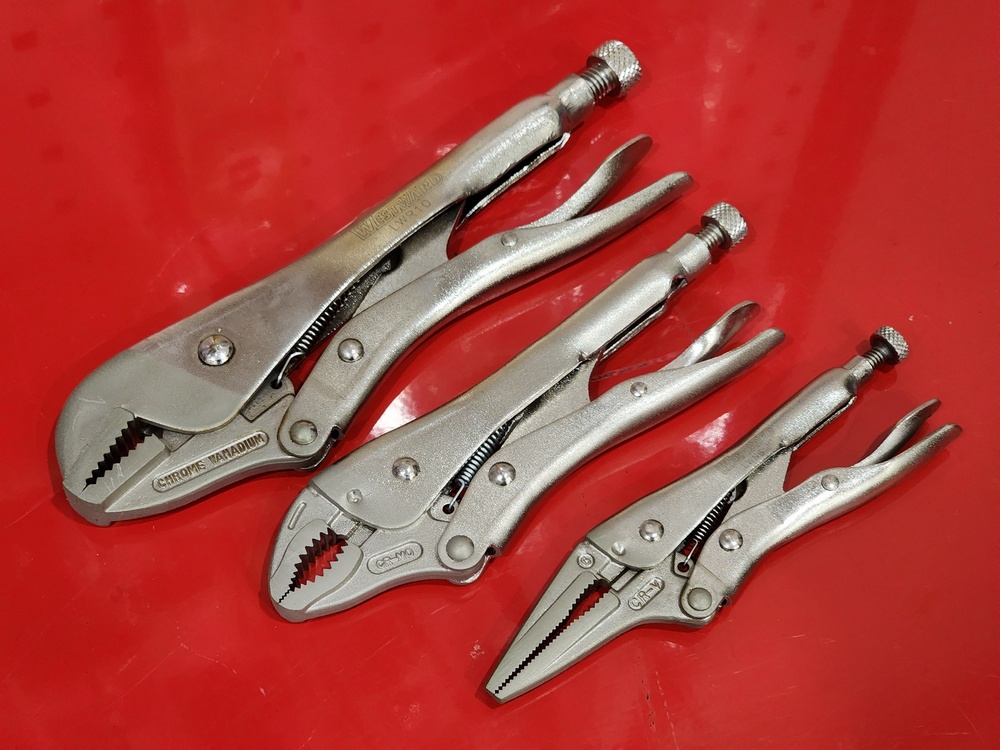 Locking pliers